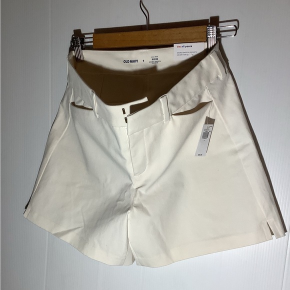 Old Navy Pants - New with tags Old Navy pixie high-rise size 6